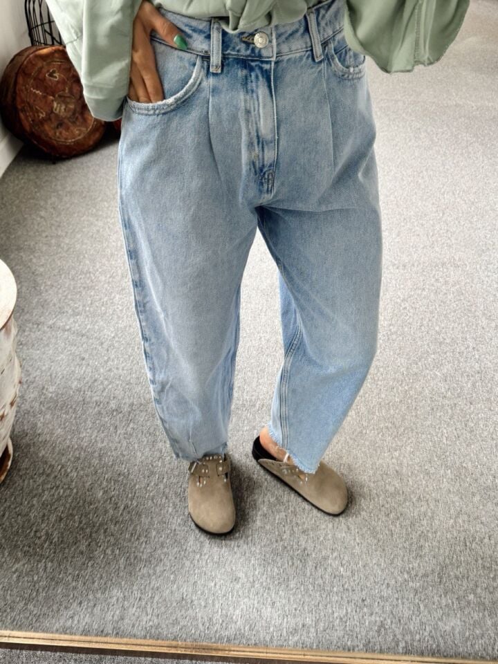 PİLİ DETAY PAÇASI KESİK JEAN