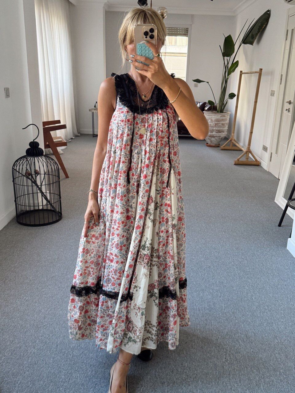 DANTEL YAKA ÇİÇEKLİ KOLSUZ İTHAL ELBİSE