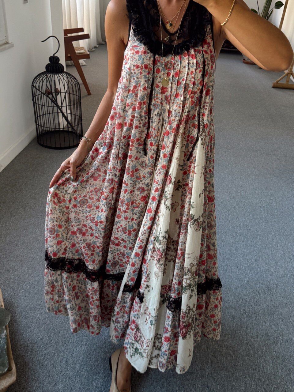 DANTEL YAKA ÇİÇEKLİ KOLSUZ İTHAL ELBİSE