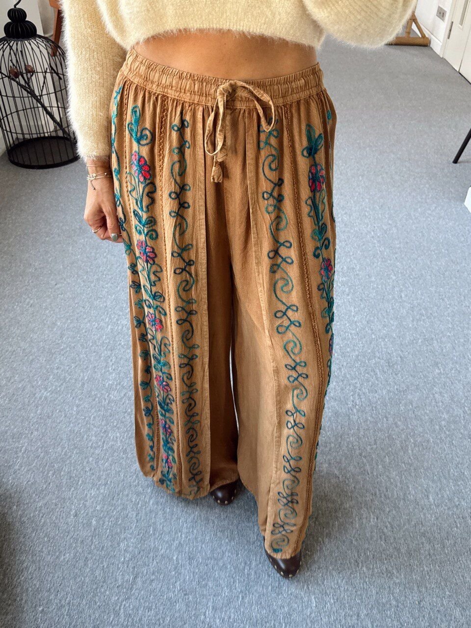 CAMEL İŞLEMELİ İTHAL PANTOLON