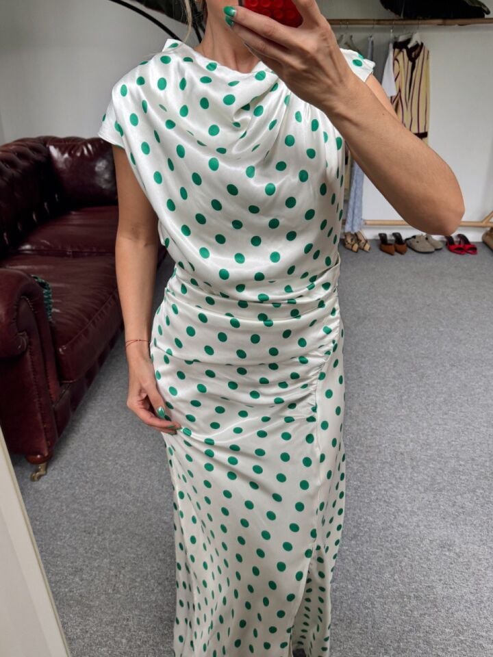 YEŞİL PUANTİYELİ SATEN ELBİSE