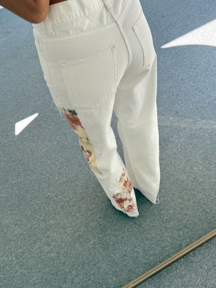 BEYAZ ÇİÇEK DESEN PARÇALI DENIM PANTOLON