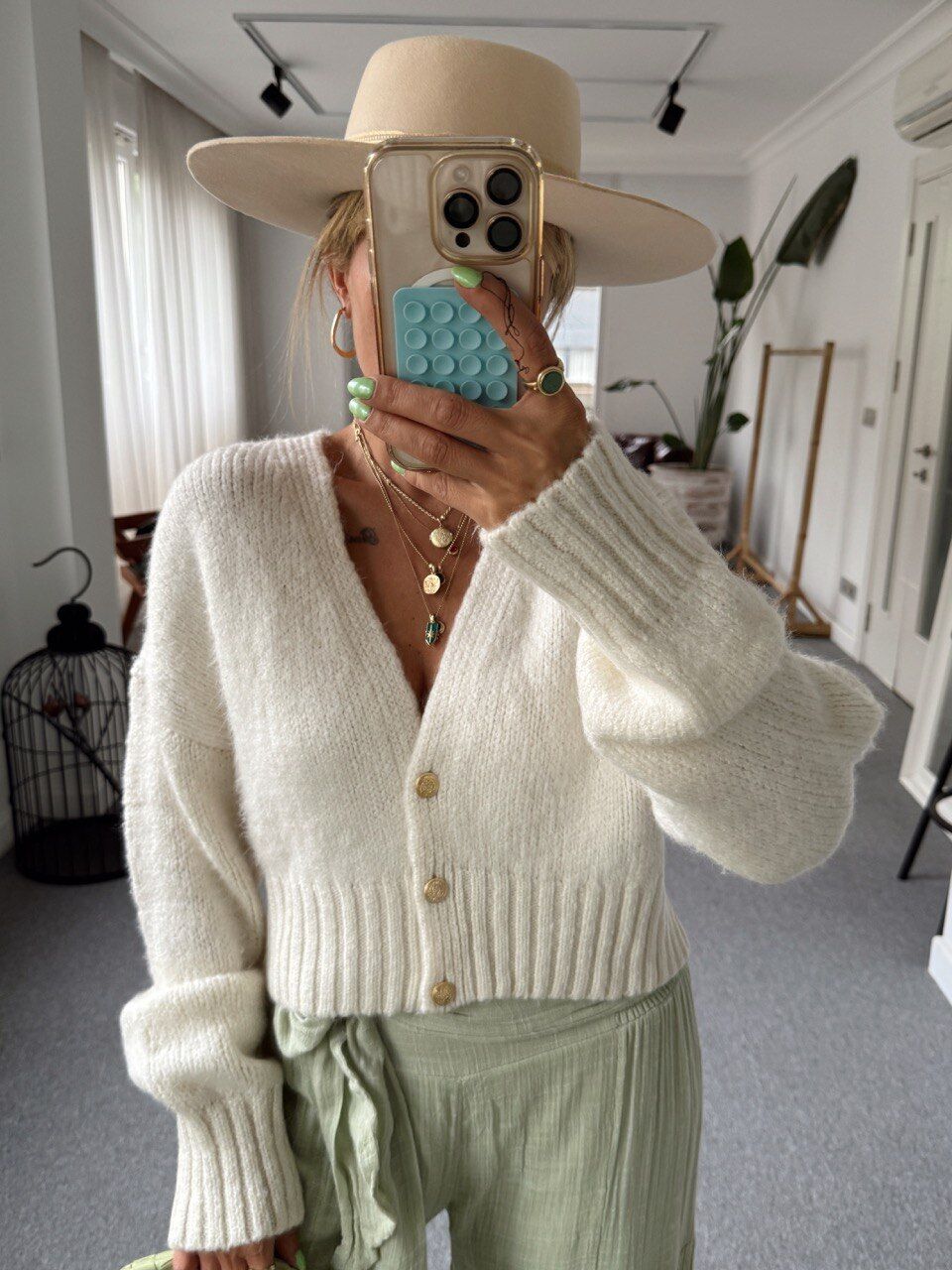 KREM V YAKA DÜĞMELİ HIRKA