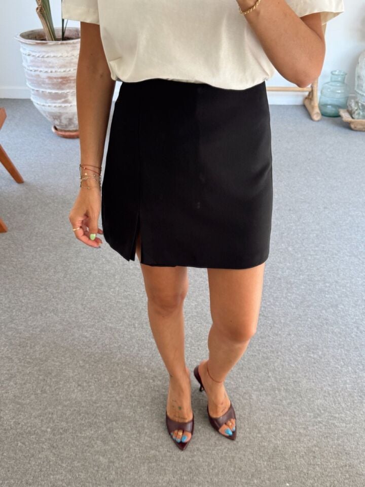 SİYAH ÖN MİNİ YIRTMAÇ DETAY ŞORT ETEK