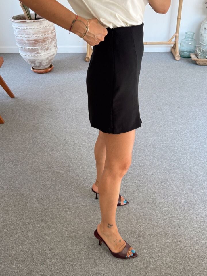 SİYAH ÖN MİNİ YIRTMAÇ DETAY ŞORT ETEK