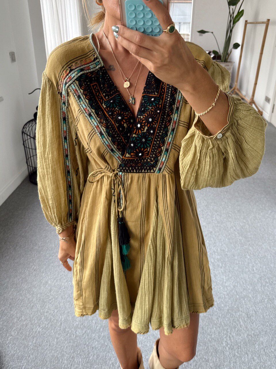 YEŞİL İŞLEMELİ KRUVAZE İTHAL ELBİSE