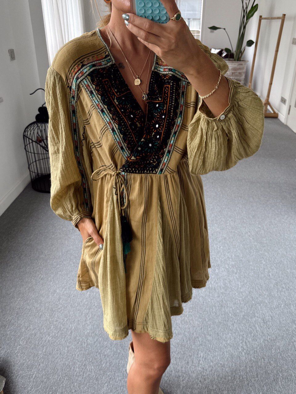 YEŞİL İŞLEMELİ KRUVAZE İTHAL ELBİSE