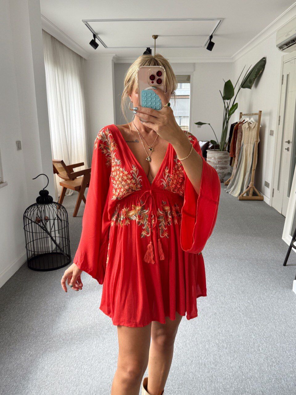 KIRMIZI İŞLEMELİ İTHAL ELBİSE