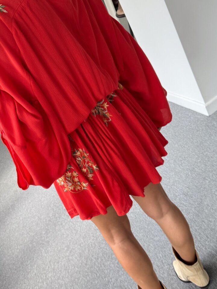 KIRMIZI İŞLEMELİ İTHAL ELBİSE
