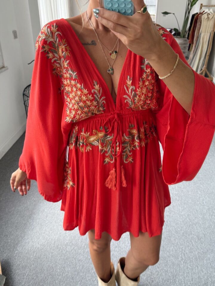 KIRMIZI İŞLEMELİ İTHAL ELBİSE