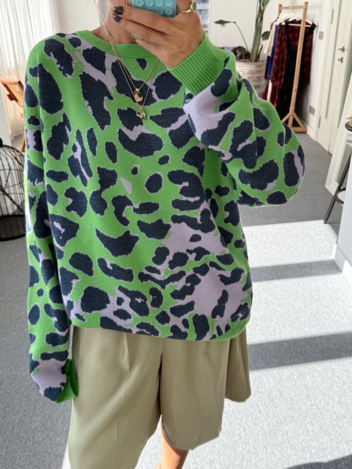 YEŞİL LEOPAR BASKILI TRİKO KAZAK