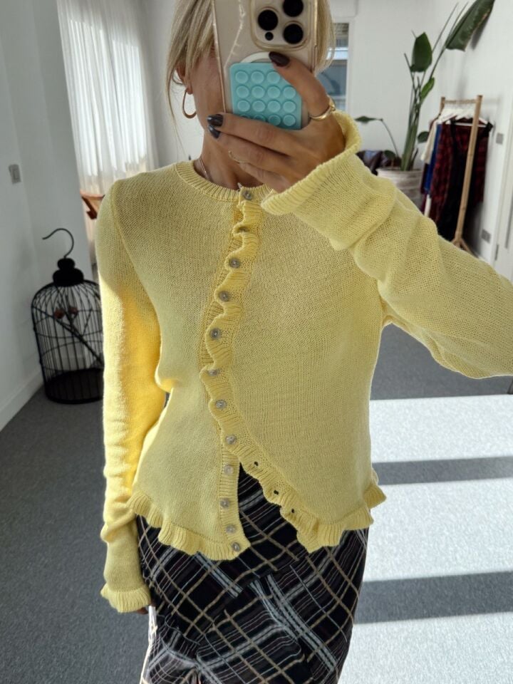 SARI ASİMETRİK DÜĞME DETAY TRİKO HIRKA