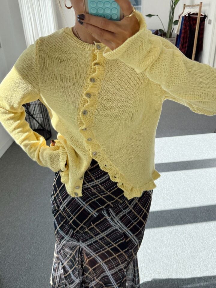 SARI ASİMETRİK DÜĞME DETAY TRİKO HIRKA