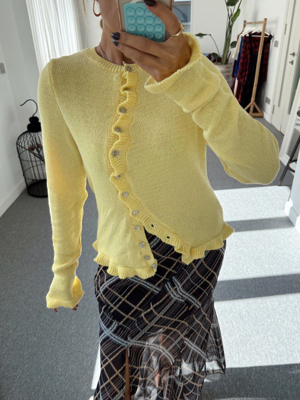 SARI ASİMETRİK DÜĞME DETAY TRİKO HIRKA