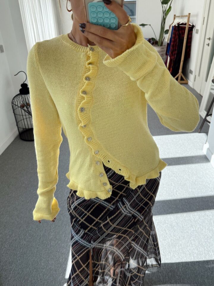 SARI ASİMETRİK DÜĞME DETAY TRİKO HIRKA