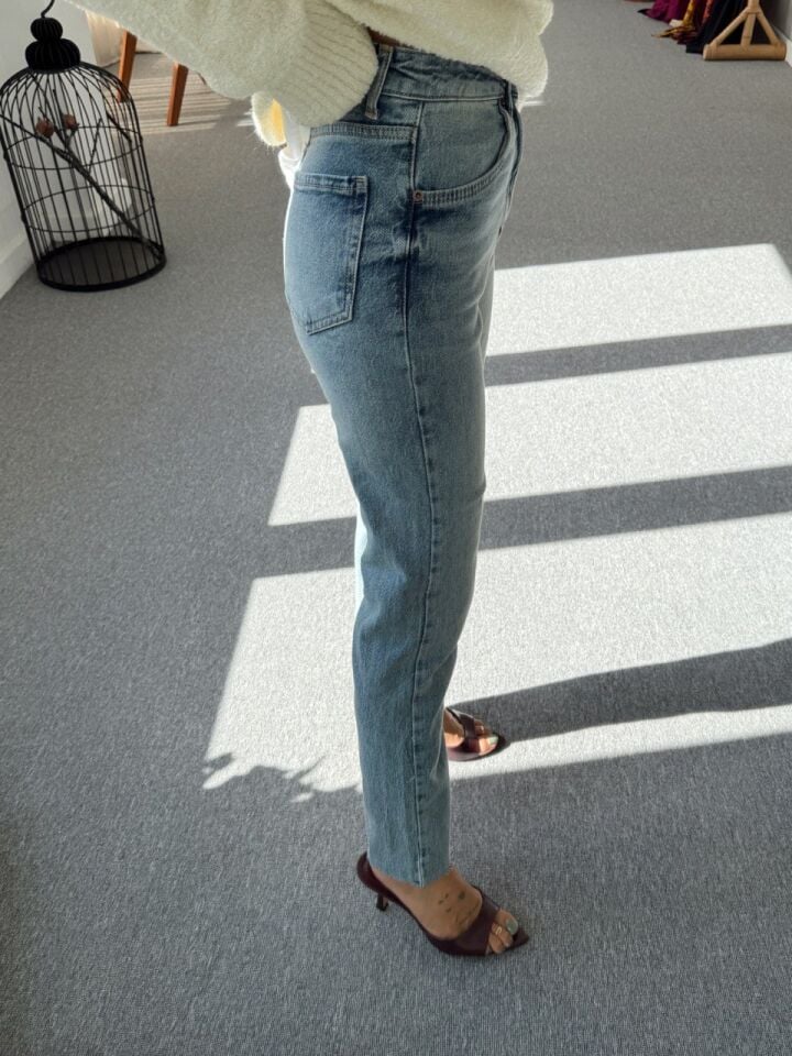 AÇIK MAVİ BOYFİT PAÇASI KESİK JEAN