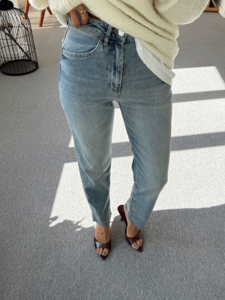 AÇIK MAVİ BOYFİT PAÇASI KESİK JEAN