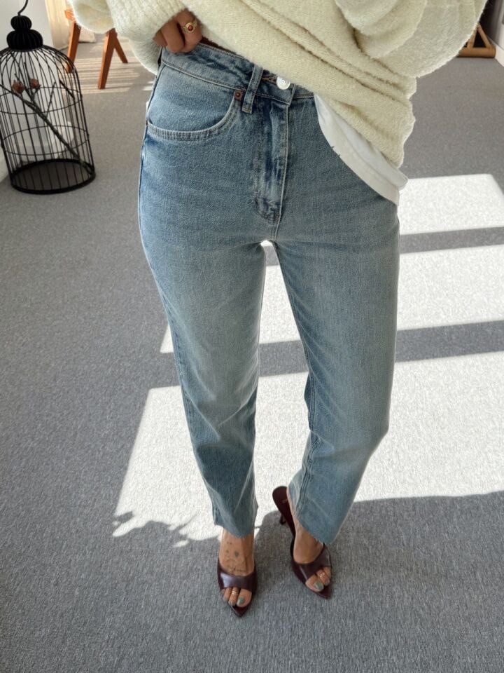 AÇIK MAVİ BOYFİT PAÇASI KESİK JEAN