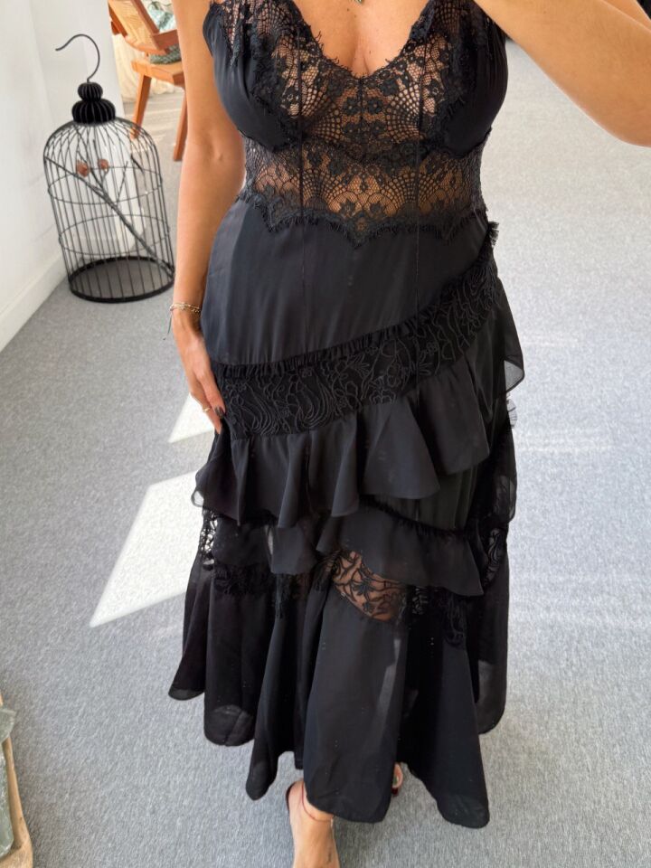 SİYAH DANTEL PARÇALI İTHAL ELBİSE