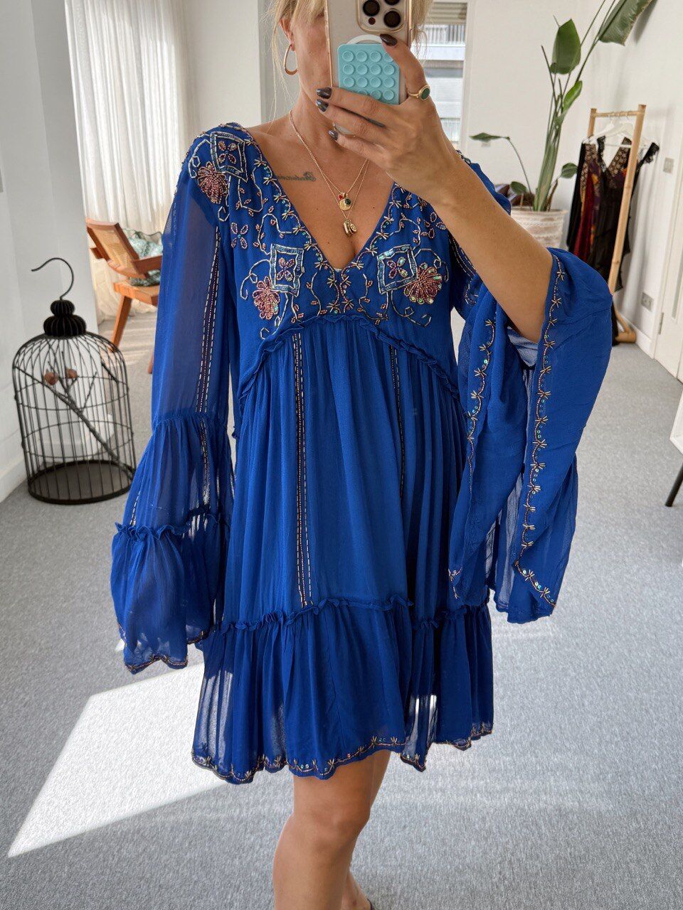 SAKS MAVİ BONCUK İŞLEMELİ ŞİFON İTHAL ELBİSE