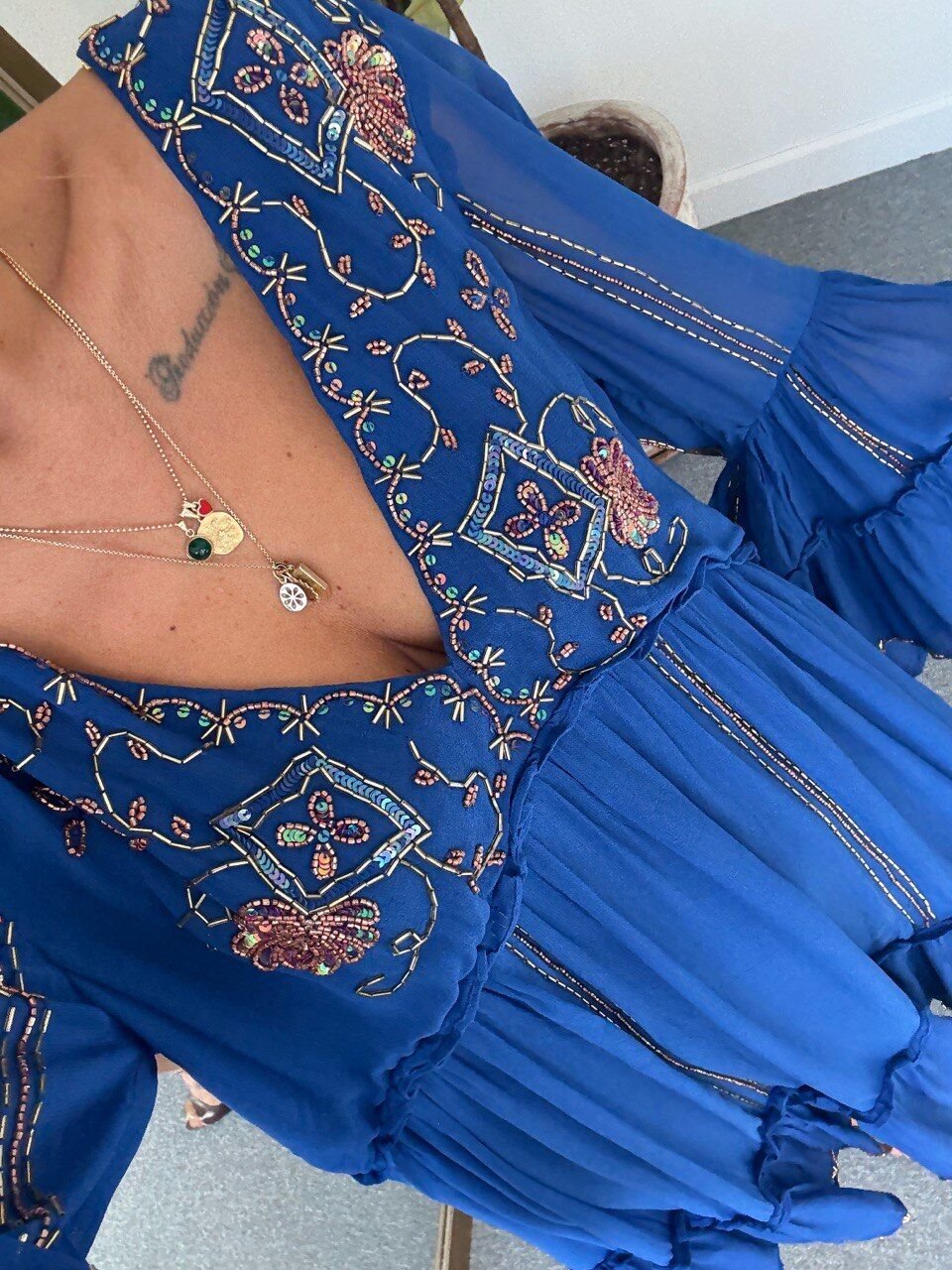 SAKS MAVİ BONCUK İŞLEMELİ ŞİFON İTHAL ELBİSE