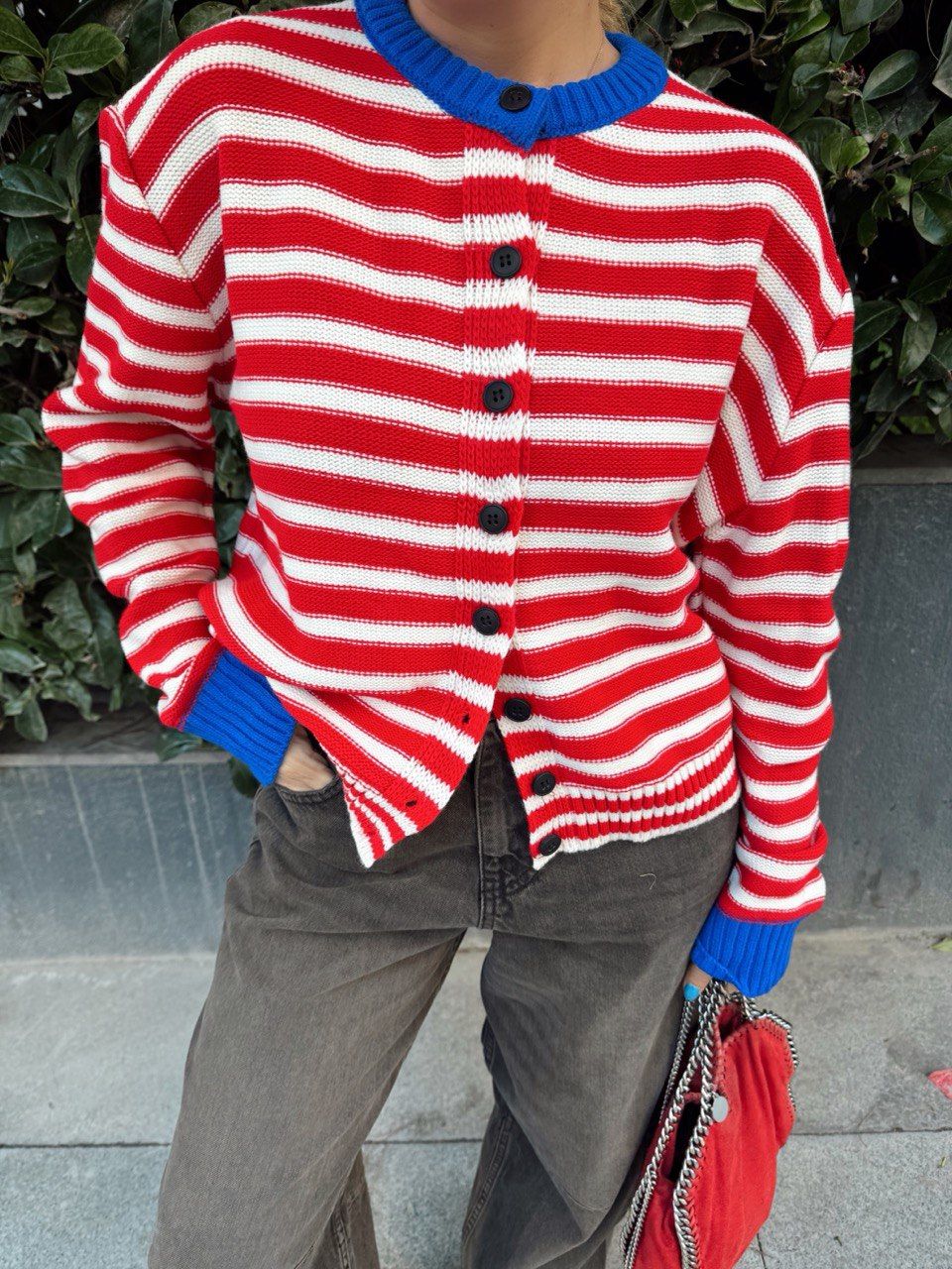 KIRMIZI ÇİZGİLİ HIRKA