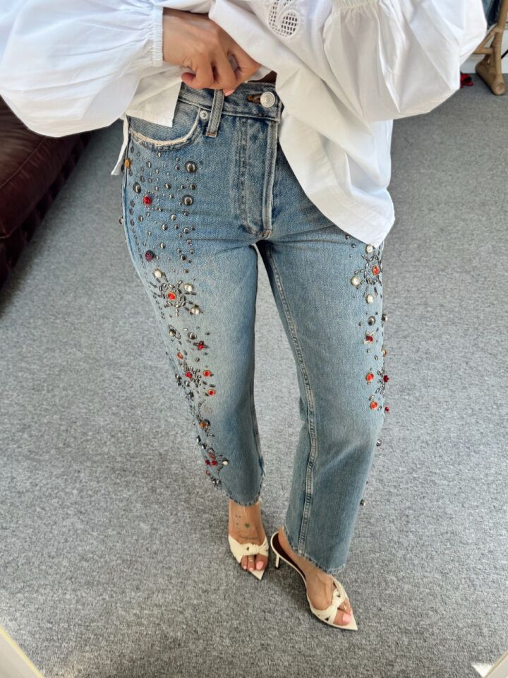 TAŞ İŞLEMELİ BOYFIT JEAN