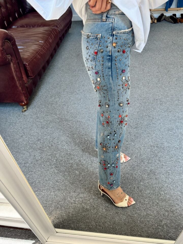 TAŞ İŞLEMELİ BOYFIT JEAN