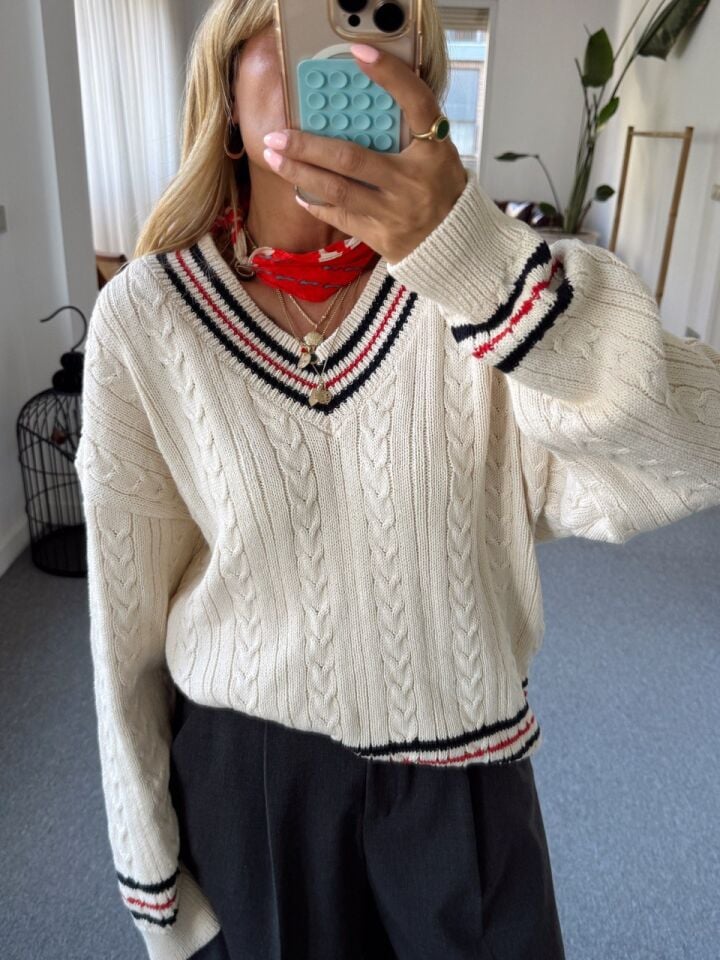 KREM V YAKA ŞERİTLİ SAÇ ÖRGÜ KAZAK