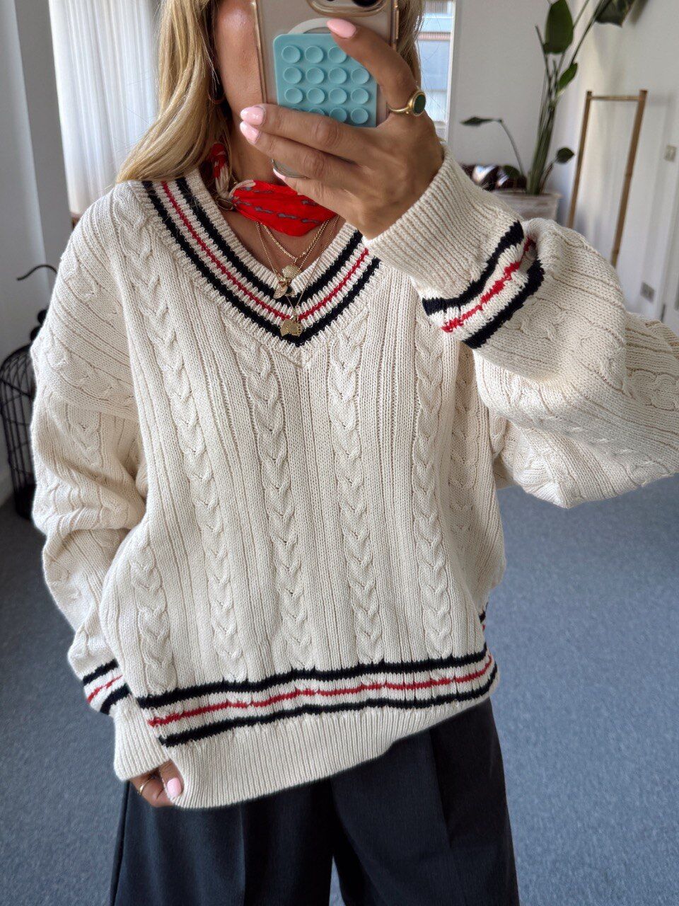 KREM V YAKA ŞERİTLİ SAÇ ÖRGÜ KAZAK