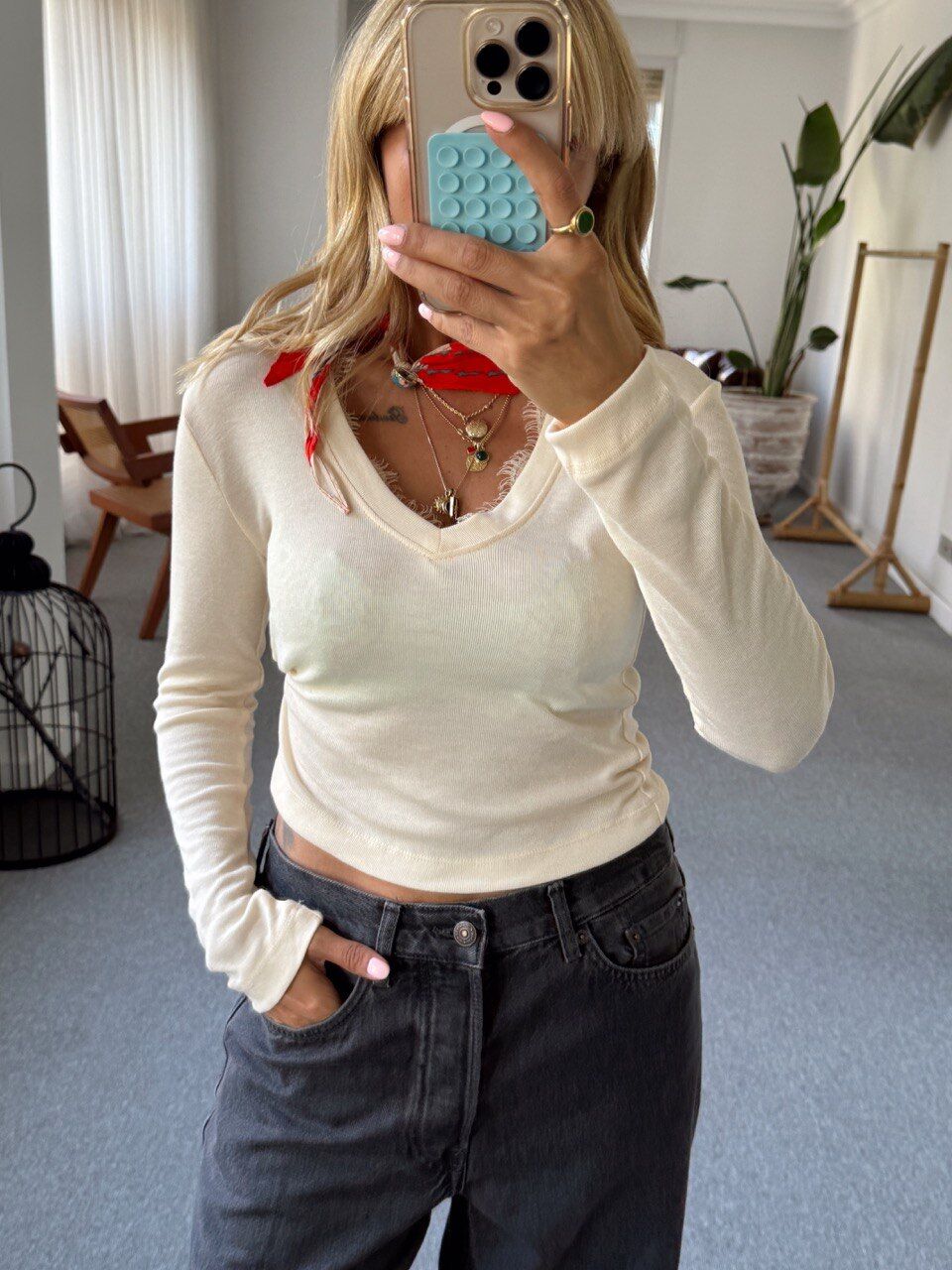 AÇIK SARI SONSUZ KUMAŞ GÜPÜRLÜ V YAKA BLUZ