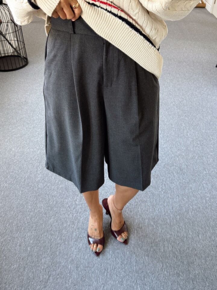 KOYU GRİ PENSLİ BERMUDA