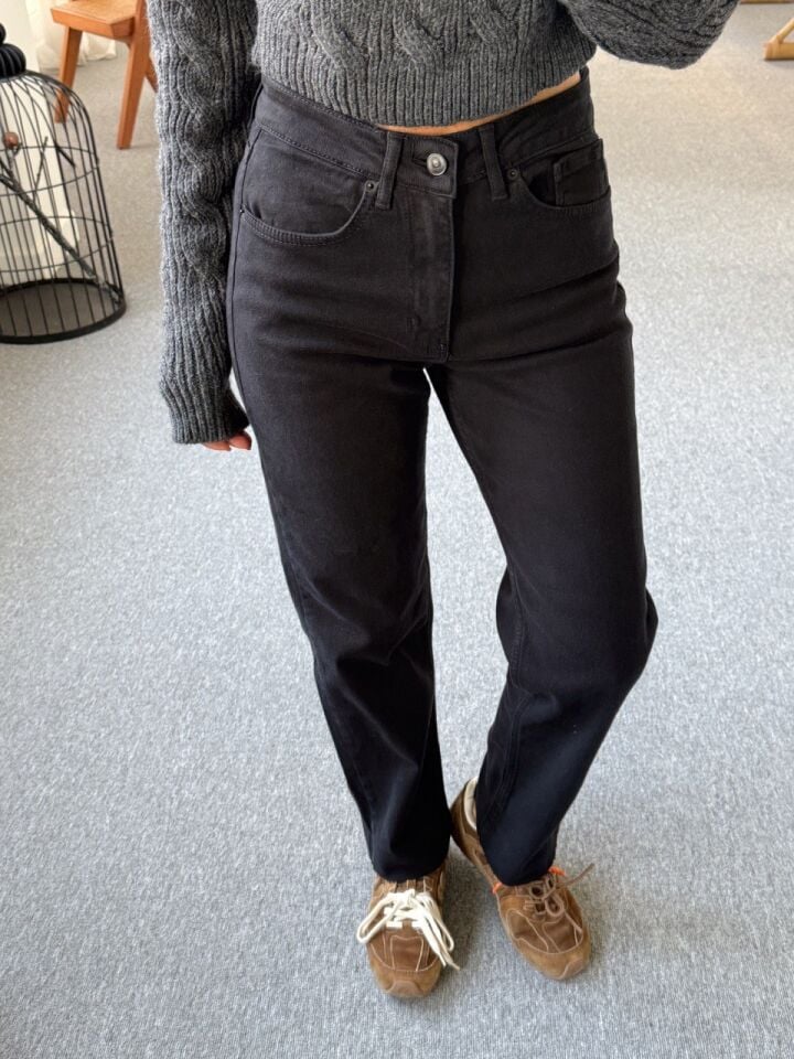 SİYAH BOYFİT PAÇASI KESİK JEAN