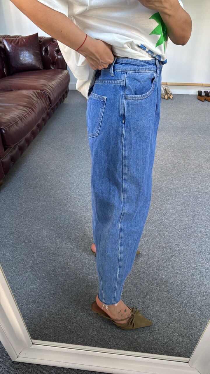 KOYU MAVİ PİLİ DETAY PAÇASI KESİK JEAN