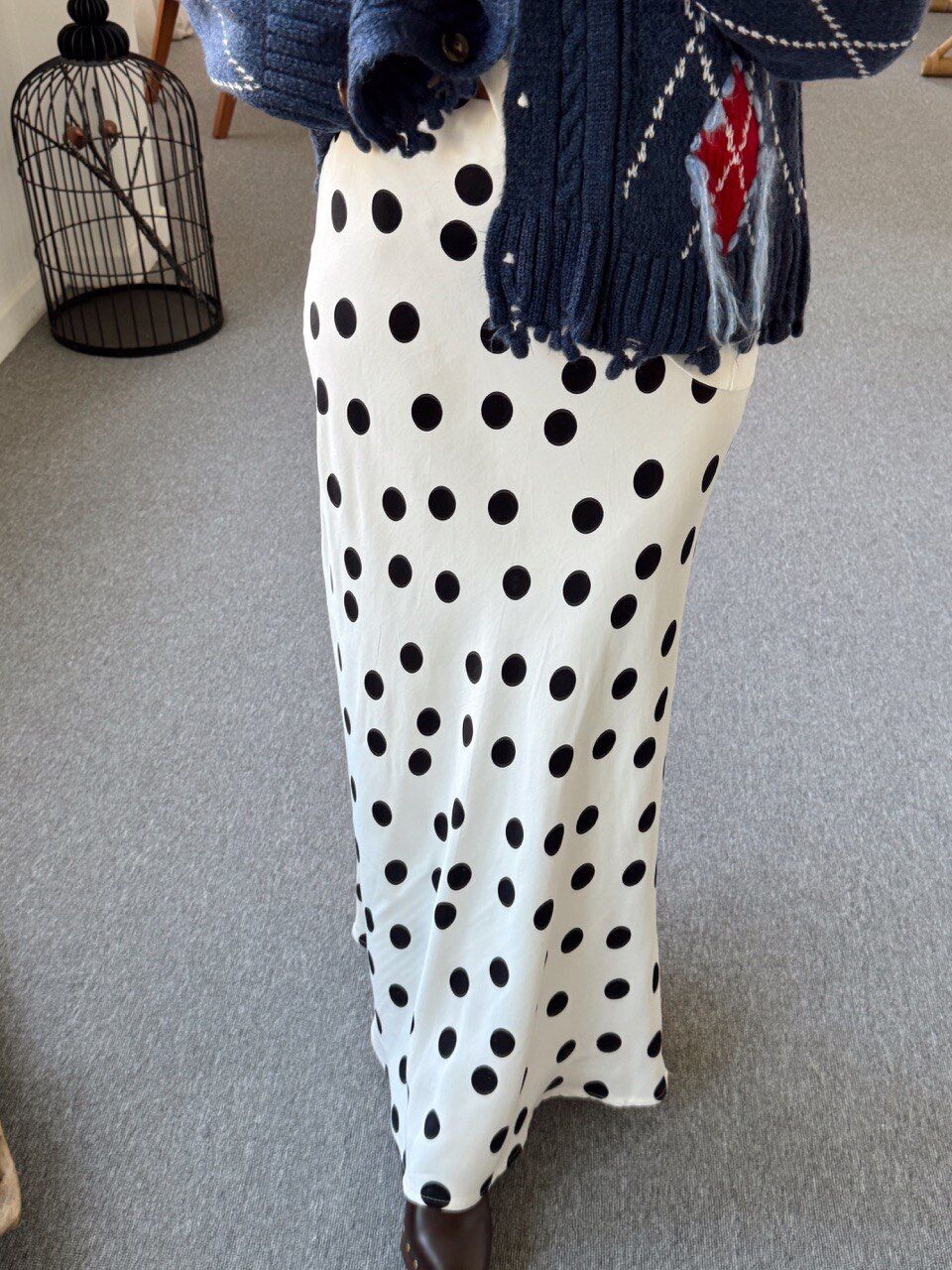 BEYAZ PUANTİYELİ MAXİ SATEN ETEK