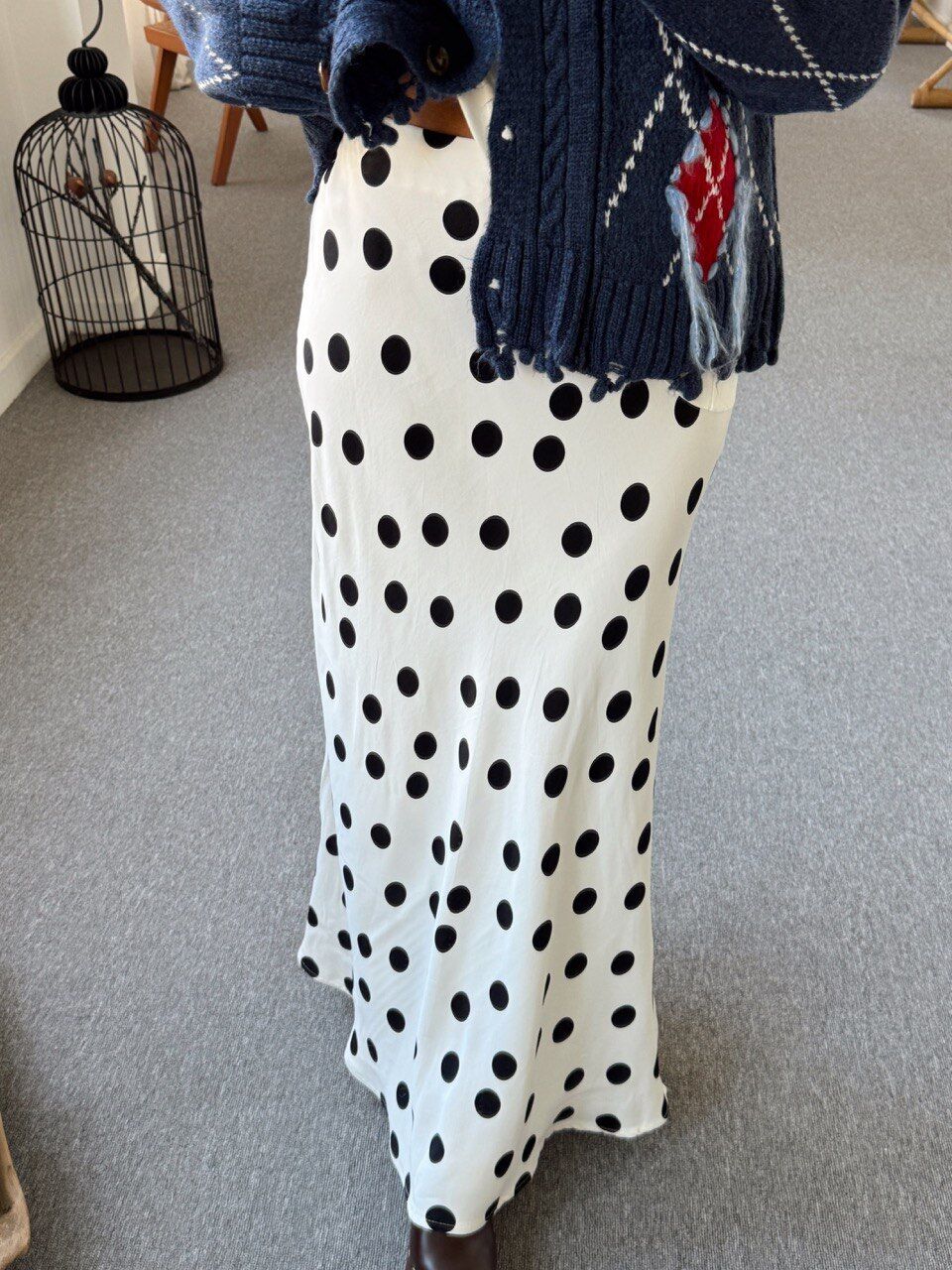 BEYAZ PUANTİYELİ MAXİ SATEN ETEK