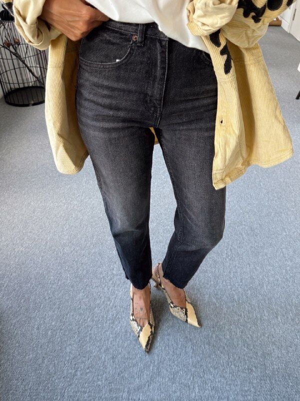 SİYAH TAŞLANMIŞ BOYFİT PAÇASI KESİK JEAN