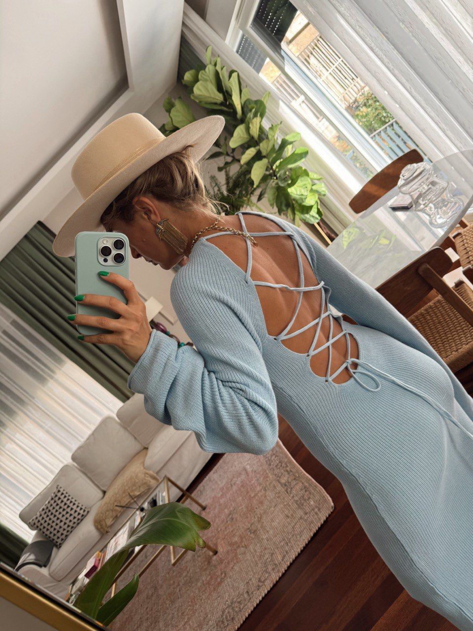 MAVİ SIRT DEKOLTELİ ÖRME MAXI ELBİSE