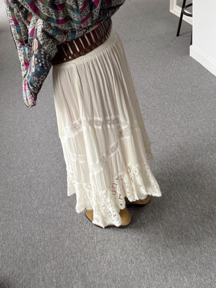 BEYAZ FİSTO İŞLEMELİ İTHAL  ETEK