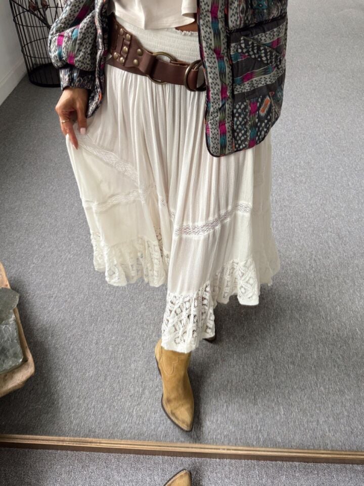 BEYAZ FİSTO İŞLEMELİ İTHAL  ETEK