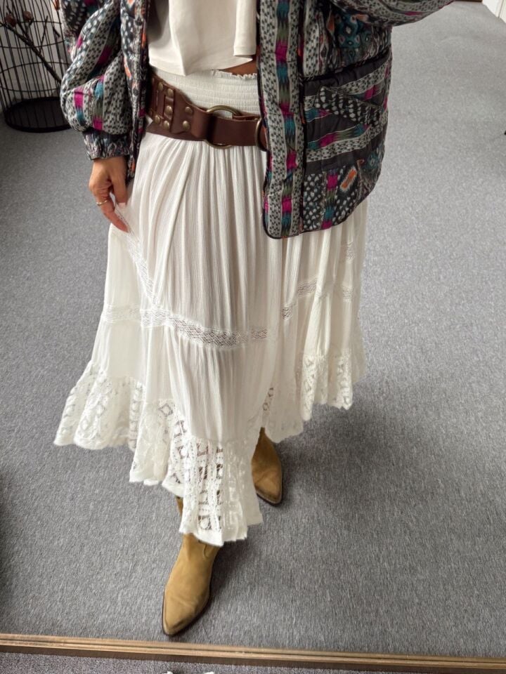 BEYAZ FİSTO İŞLEMELİ İTHAL  ETEK