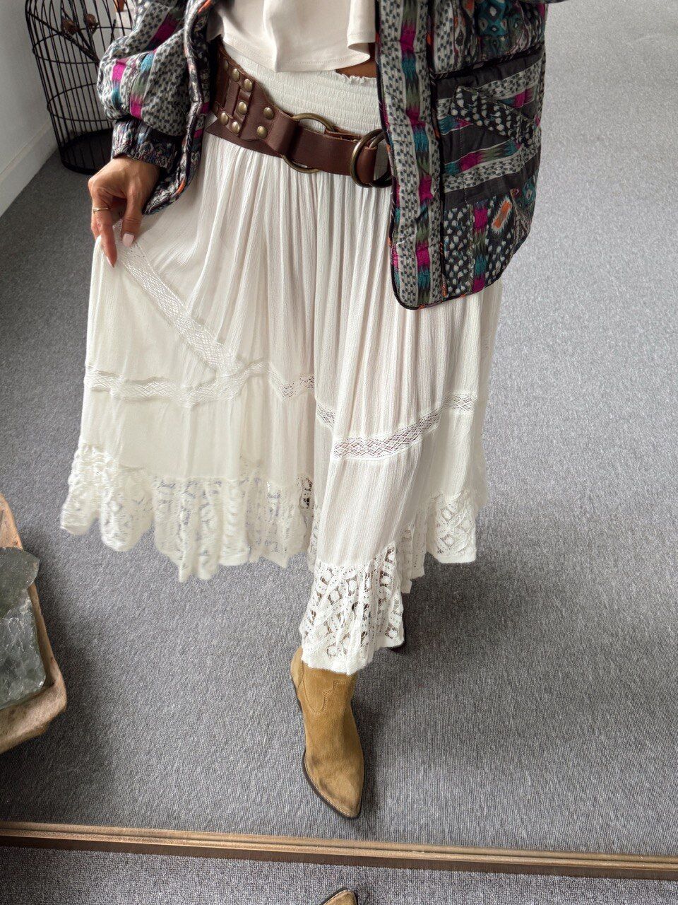 BEYAZ FİSTO İŞLEMELİ İTHAL  ETEK