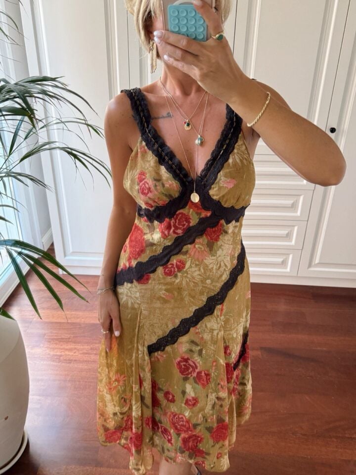 ÇİÇEK DESEN DANTEL DETAY İTHAL ELBİSE