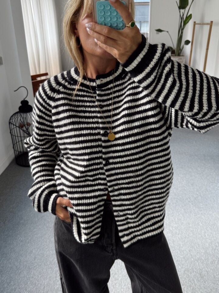 SİYAH-BEYAZ ÇİZGİLİ HIRKA