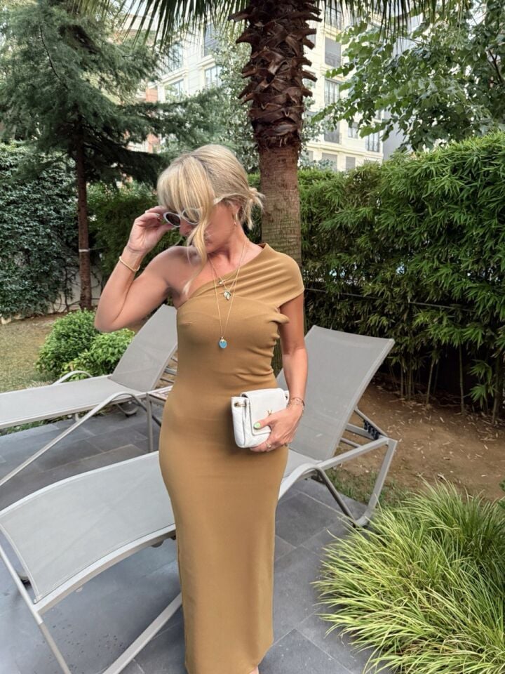 DEVE TÜYÜ RENGİ TEK OMUZ ELBİSE