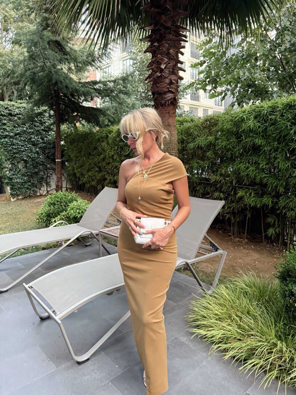 DEVE TÜYÜ RENGİ TEK OMUZ ELBİSE