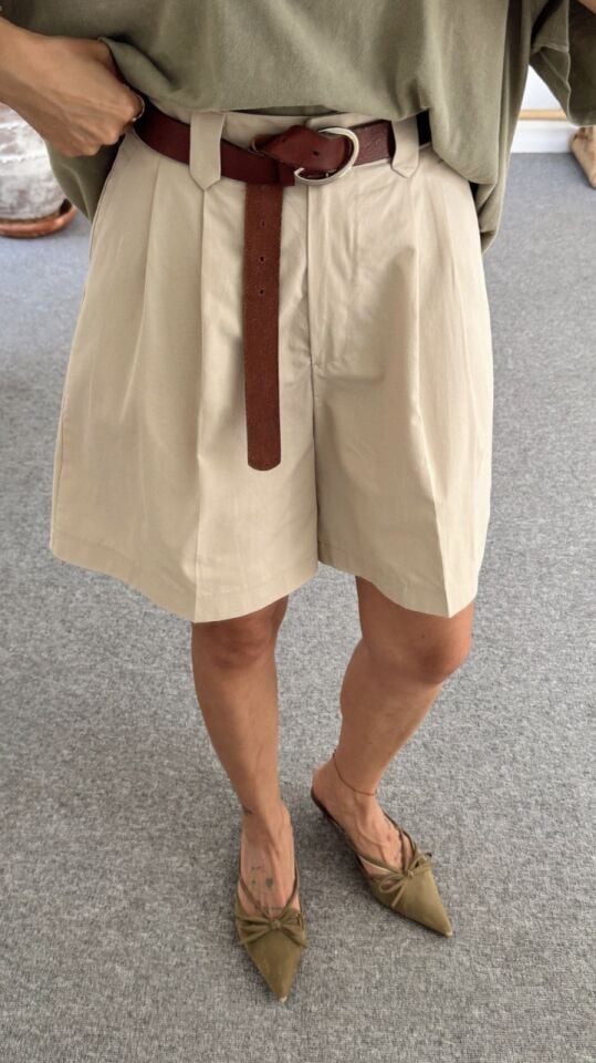 BEJ PİLİ DETAY ŞORT