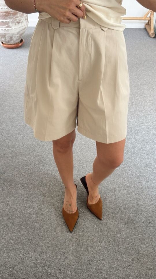 BEJ PİLİ DETAY ŞORT