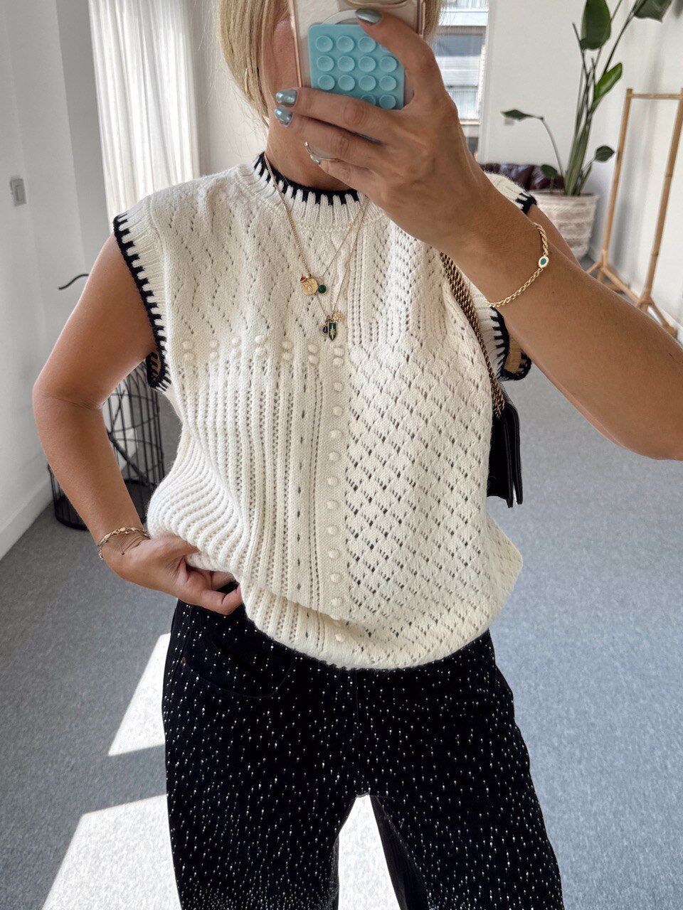 ŞERİT DETAY DOKULU KOLSUZ TRİKO