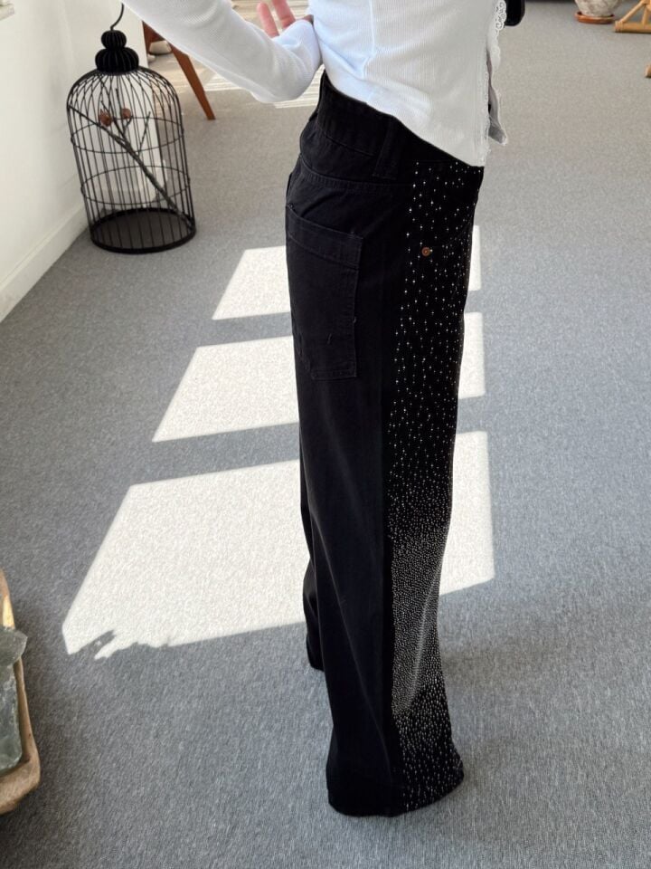 SİYAH TAŞ DETAY BAGGY JEAN